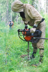 Подготовка скважины для возбуждения порохового источника